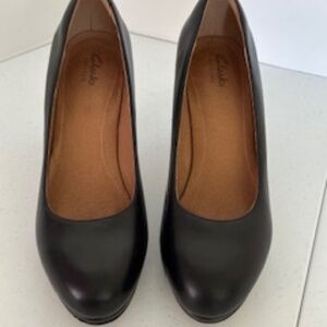 CLARKS - Size 9M Black leather Pumps